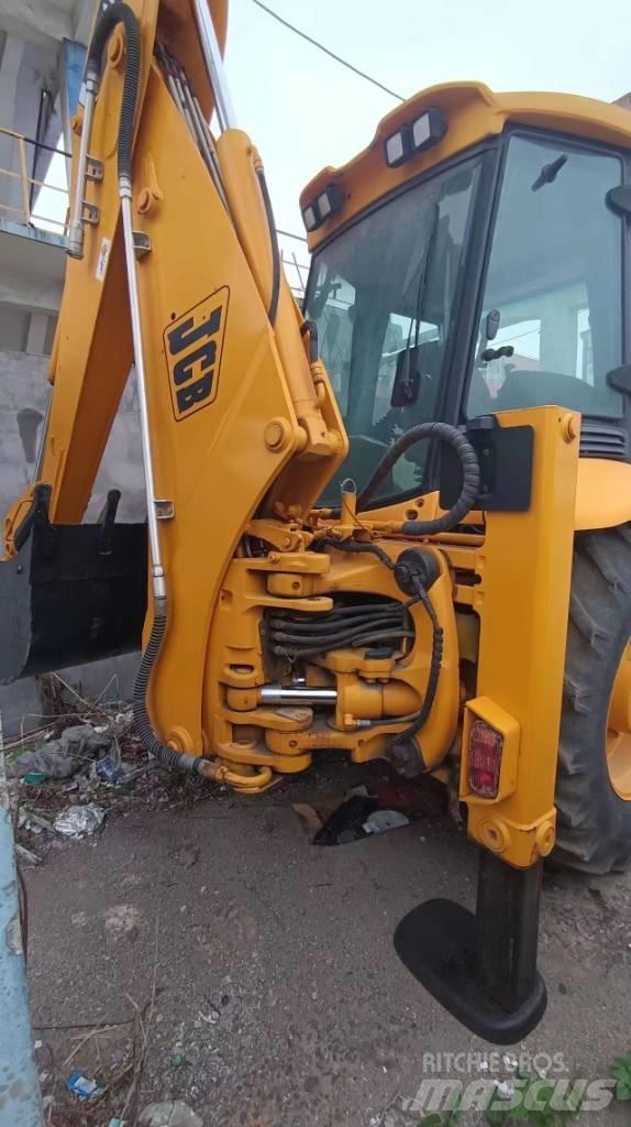 JCB 3 CX Iekrāvēji uz riteņiem