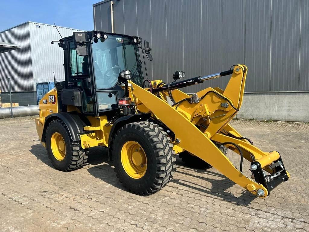CAT 908 Iekrāvēji uz riteņiem