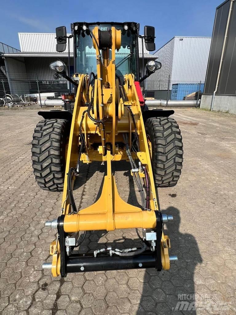 CAT 908 Iekrāvēji uz riteņiem