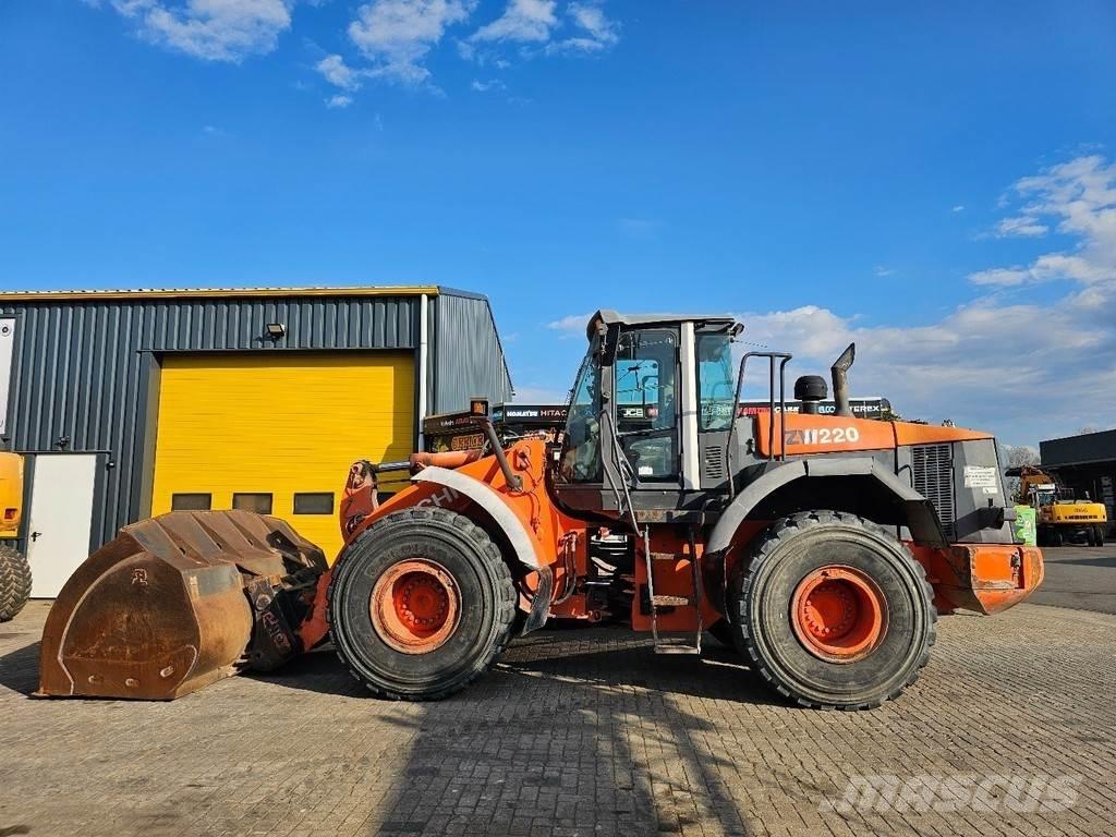 Hitachi ZW220 Iekrāvēji uz riteņiem