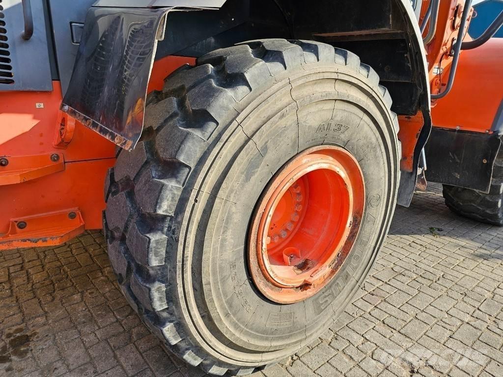 Hitachi ZW220 Iekrāvēji uz riteņiem