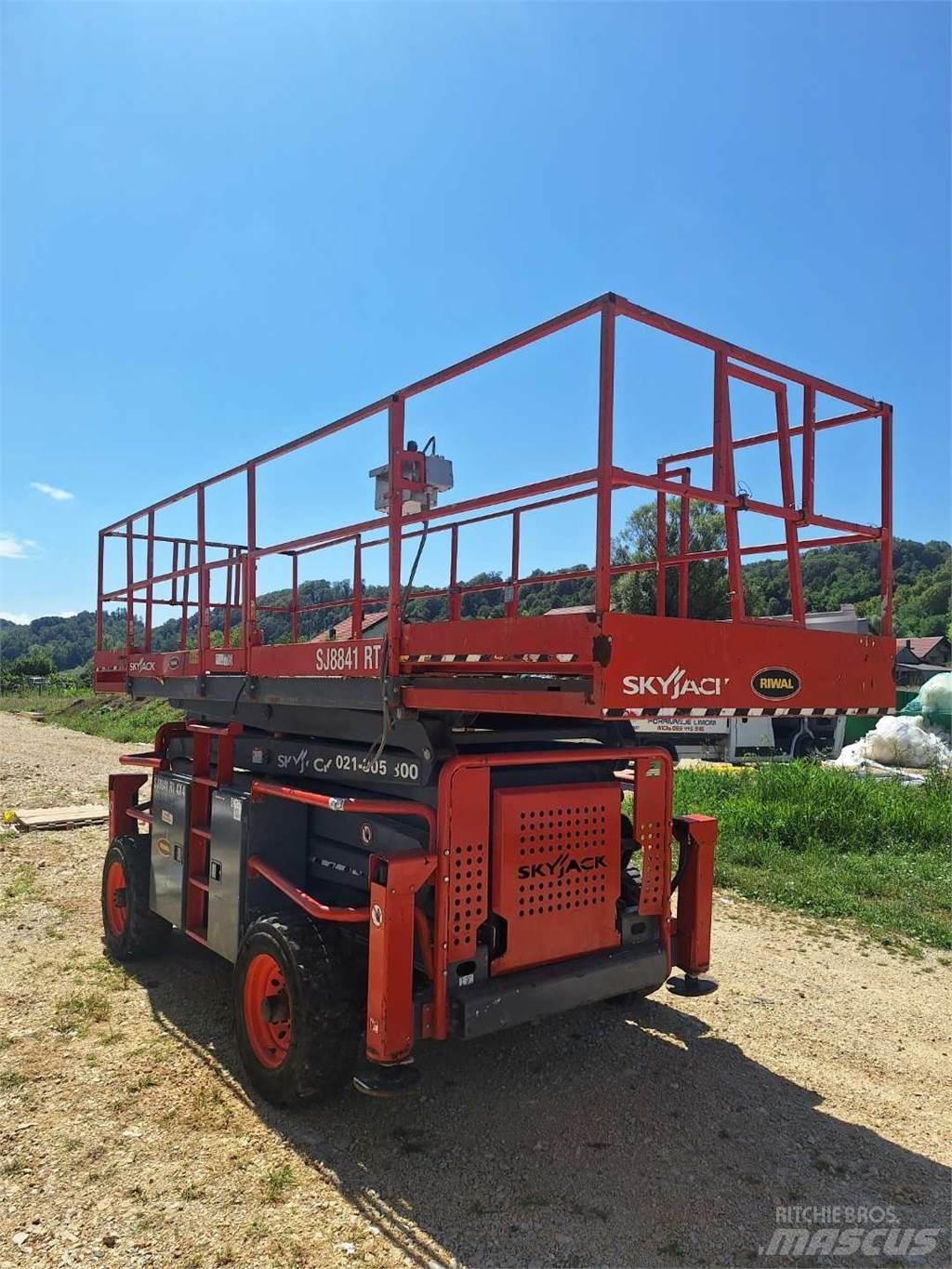 SkyJack 8841RT Šķerveida pacēlāji
