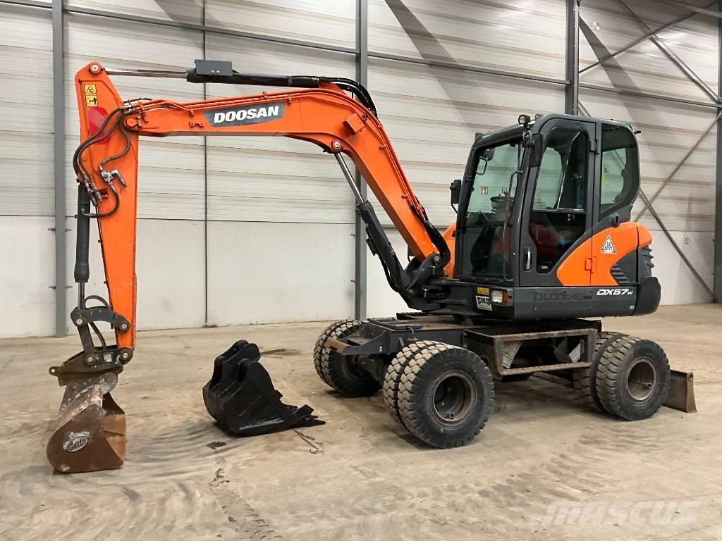 Doosan DX 57 W-5 Ekskavatori uz riteņiem