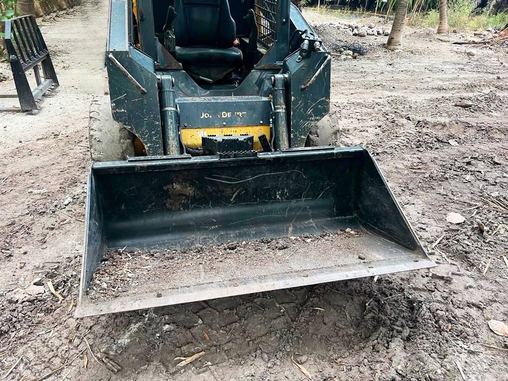 John Deere 312 Lietoti riteņu kompaktiekrāvēji