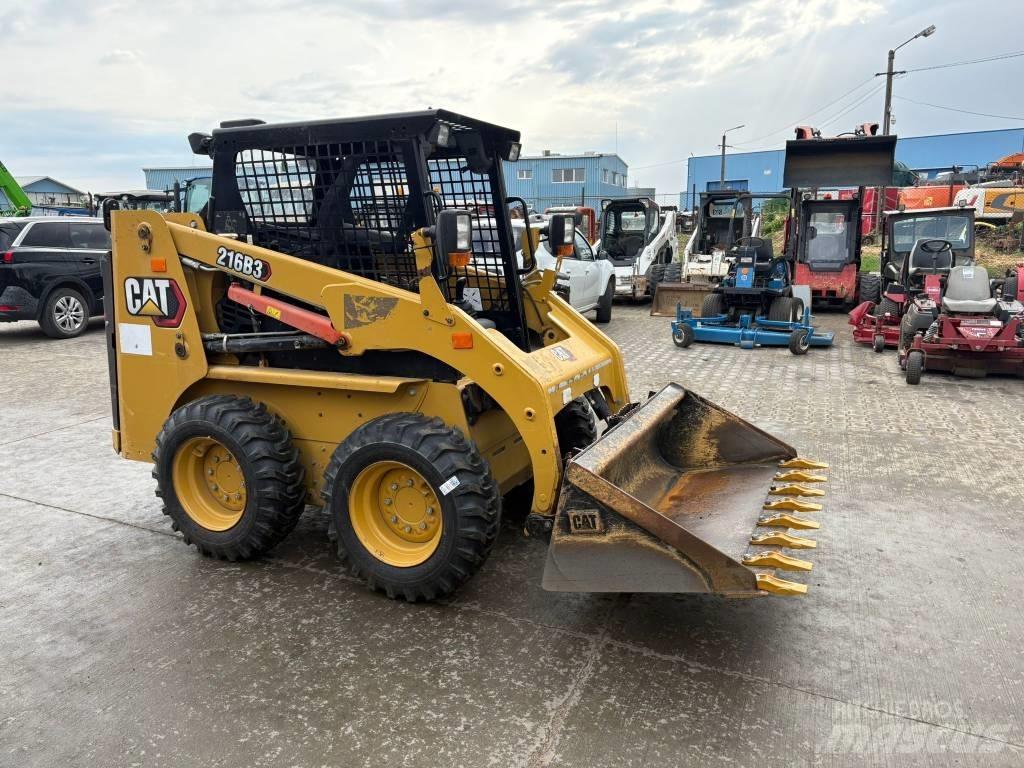 CAT 216 B 3 Lietoti riteņu kompaktiekrāvēji