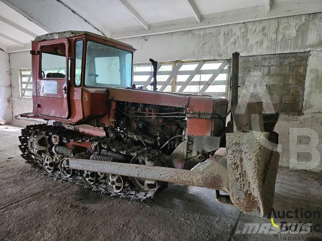  Onbekend DT-75 Kāpurķēžu buldozeri