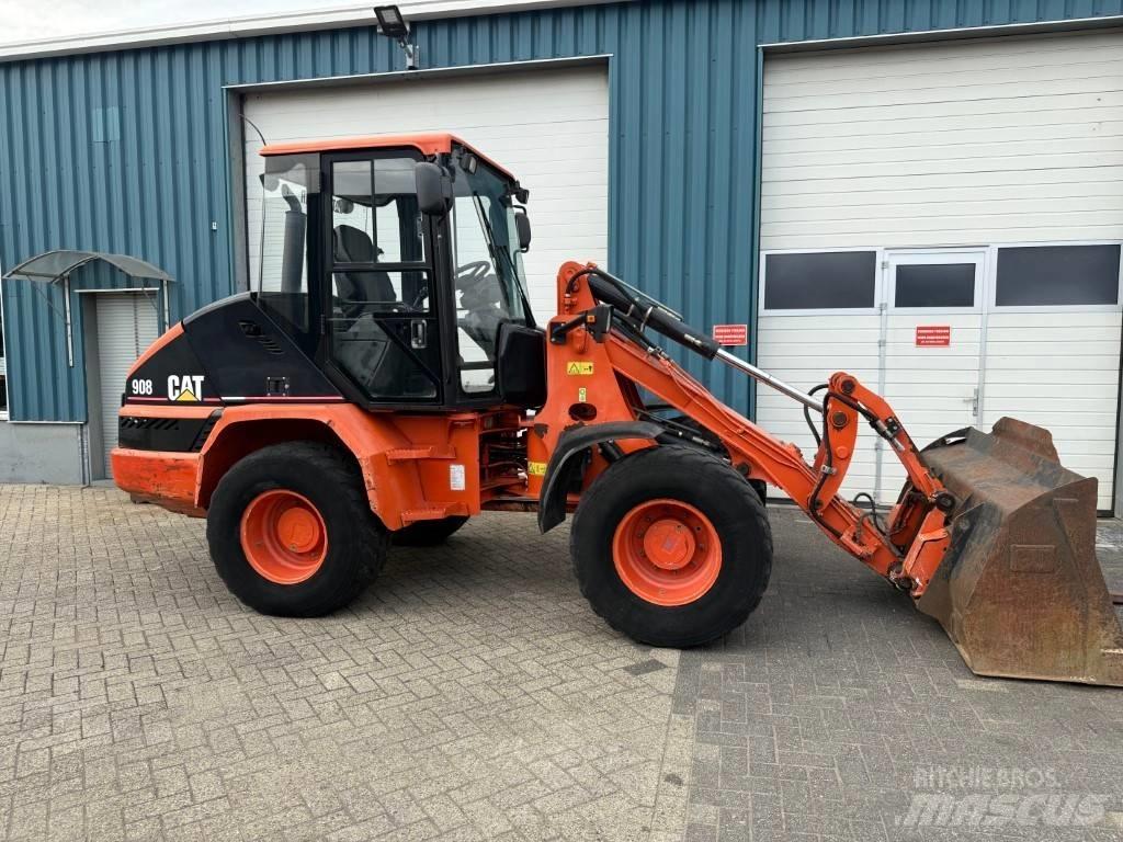 CAT 908 Iekrāvēji uz riteņiem