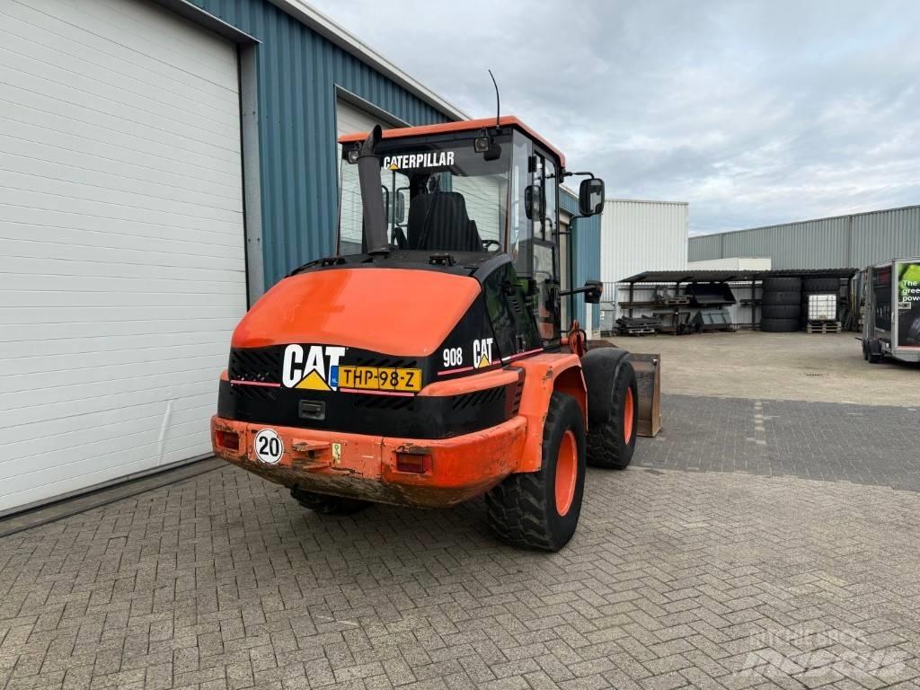 CAT 908 Iekrāvēji uz riteņiem