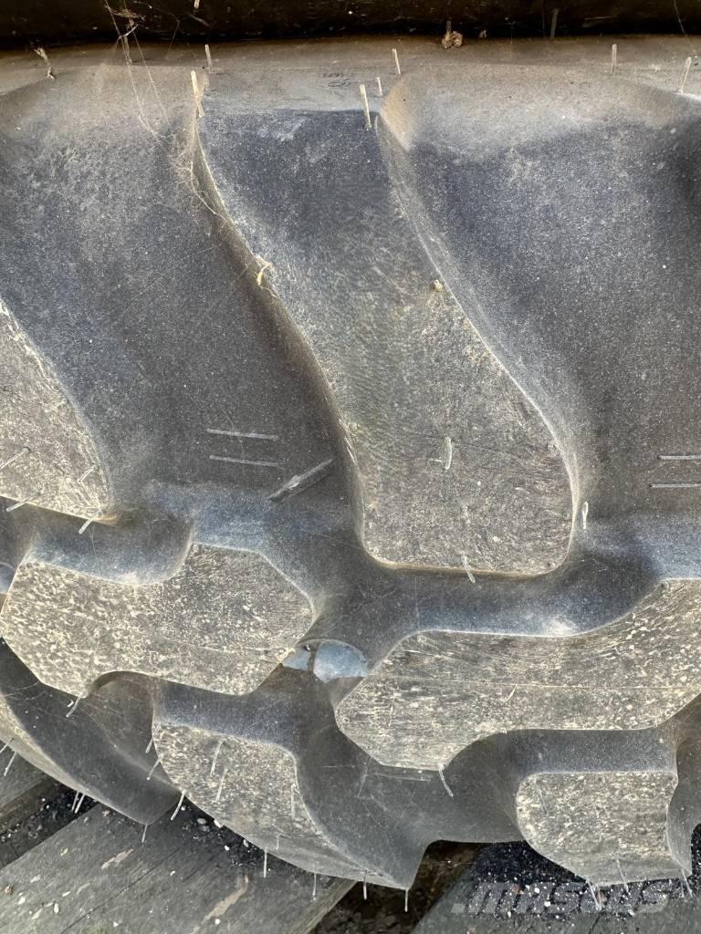 Dunlop 405/70R20 Riepas, riteņi un diski