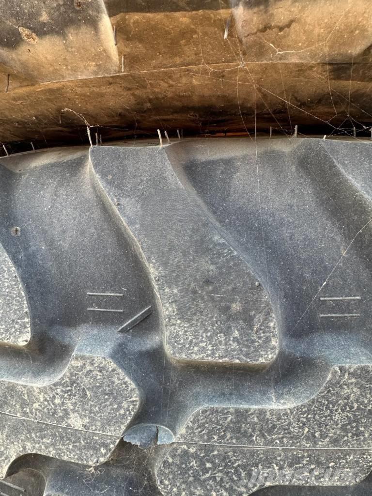 Dunlop 405/70R20 Riepas, riteņi un diski