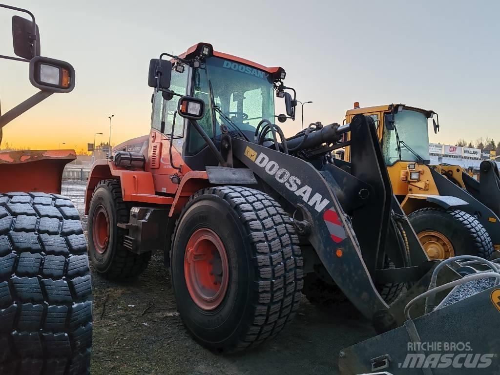 Doosan DL 220 Iekrāvēji uz riteņiem