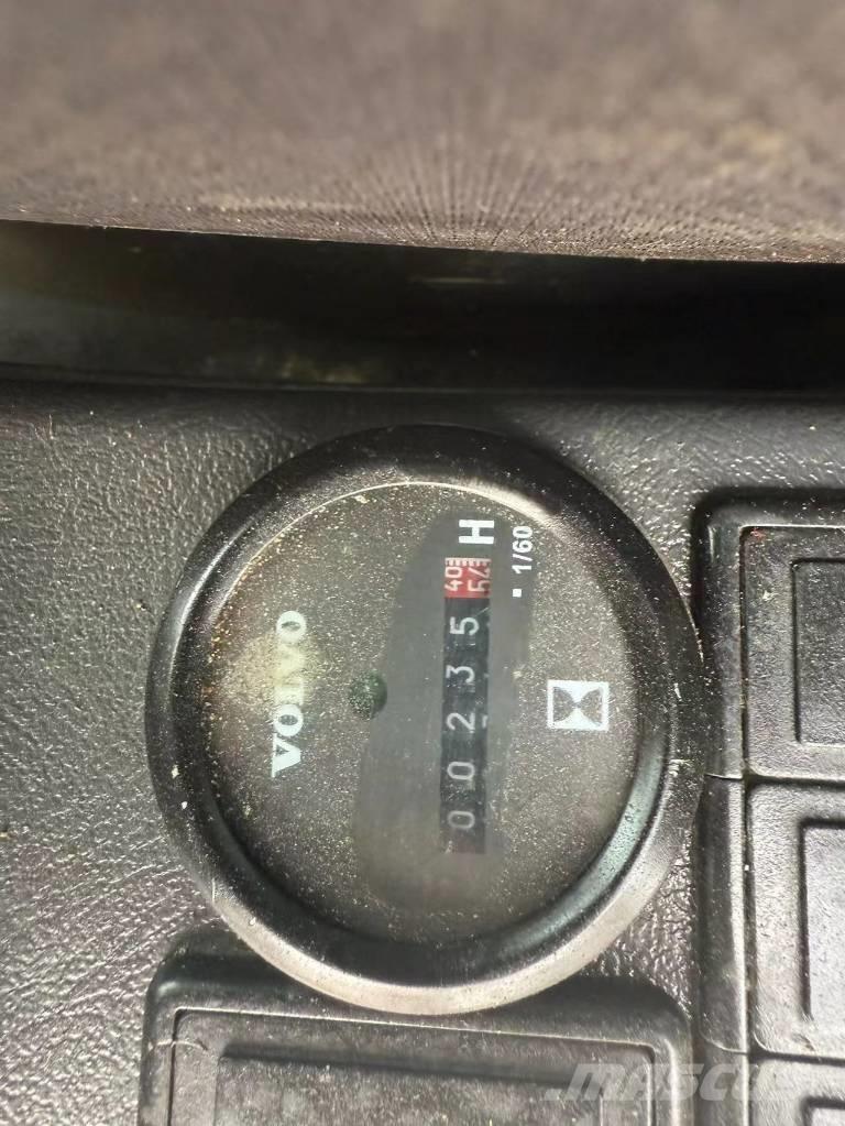Volvo 140 Kāpurķēžu ekskavatori