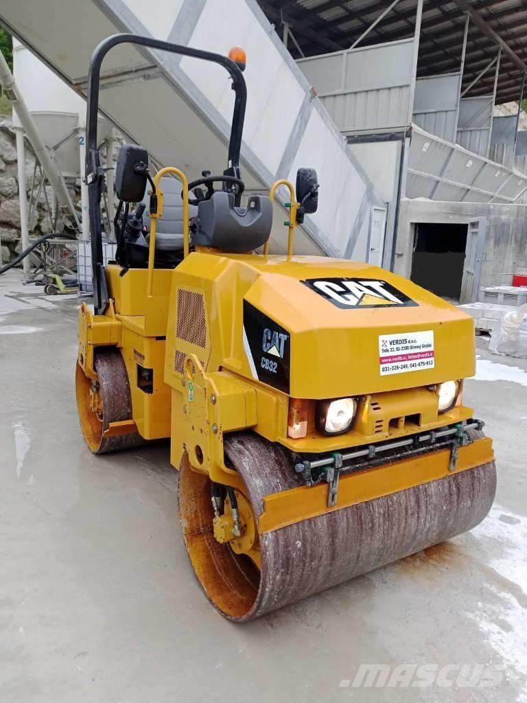 CAT CB 32 Divvalču grunts veltņi