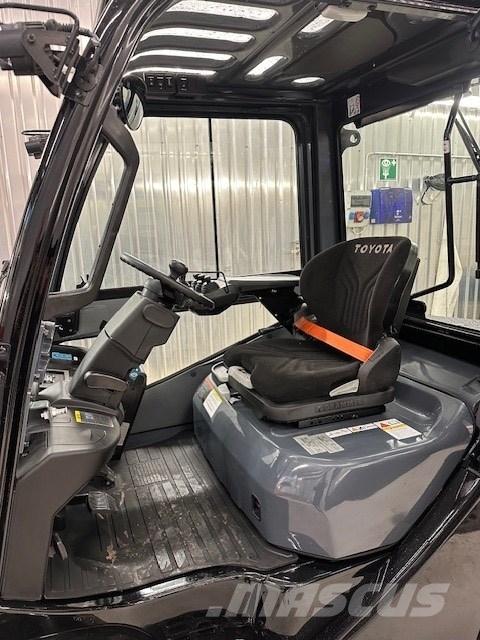 Toyota 52-8 FDF 30 Tehnika ar dīzeļa dzinēju