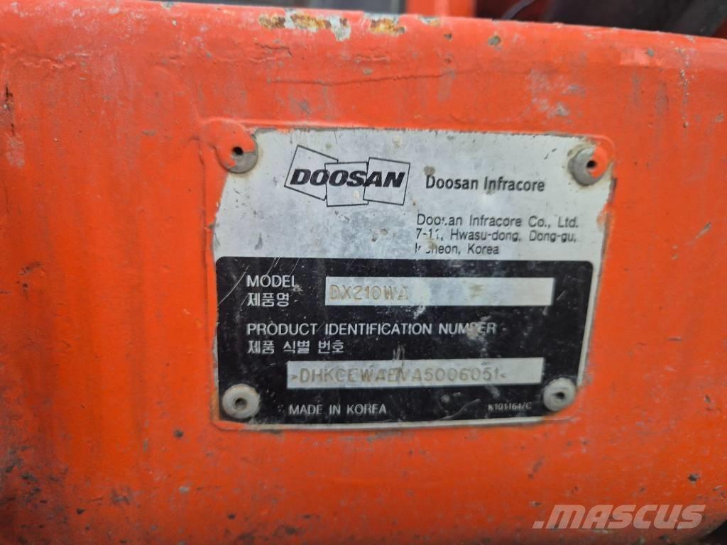Doosan DX210W Ekskavatori uz riteņiem