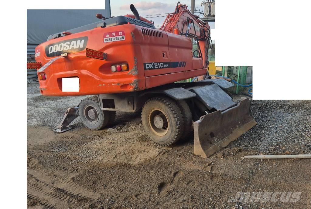 Doosan DX210W Ekskavatori uz riteņiem