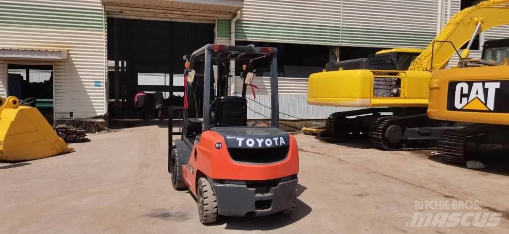 Toyota 8 FDN 30 Tehnika ar dīzeļa dzinēju