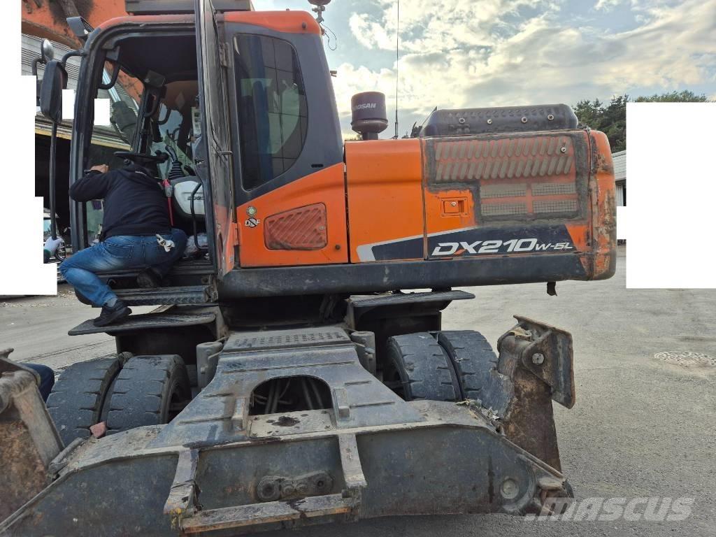 Doosan DX 210 W Ekskavatori uz riteņiem