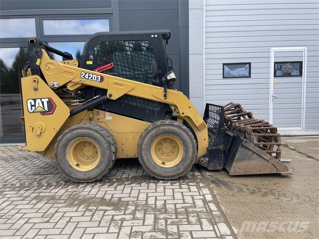 CAT 242D3 Lietoti riteņu kompaktiekrāvēji