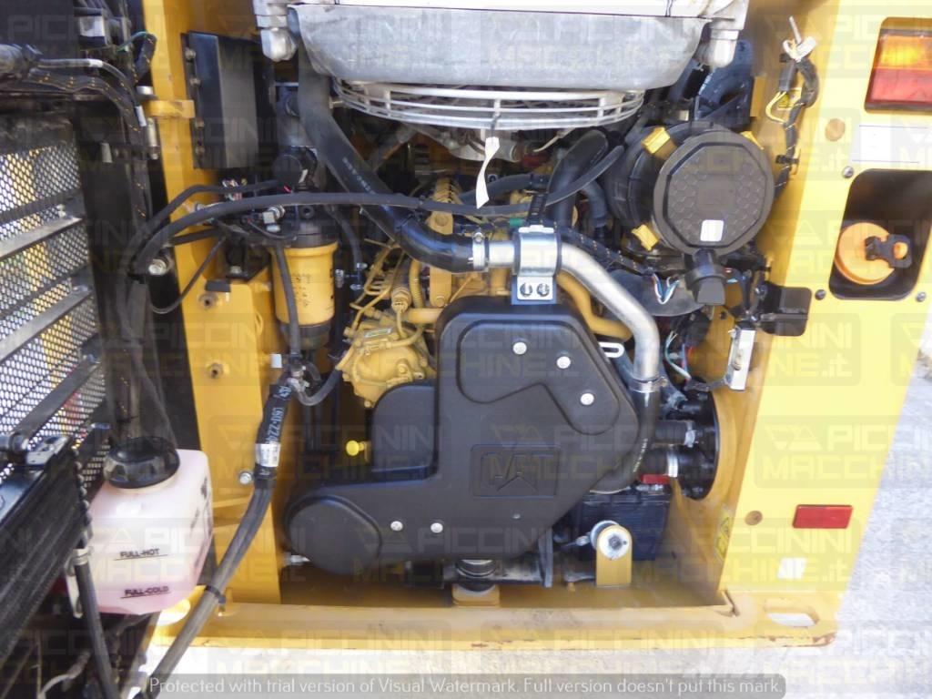 CAT 226D3 Lietoti riteņu kompaktiekrāvēji