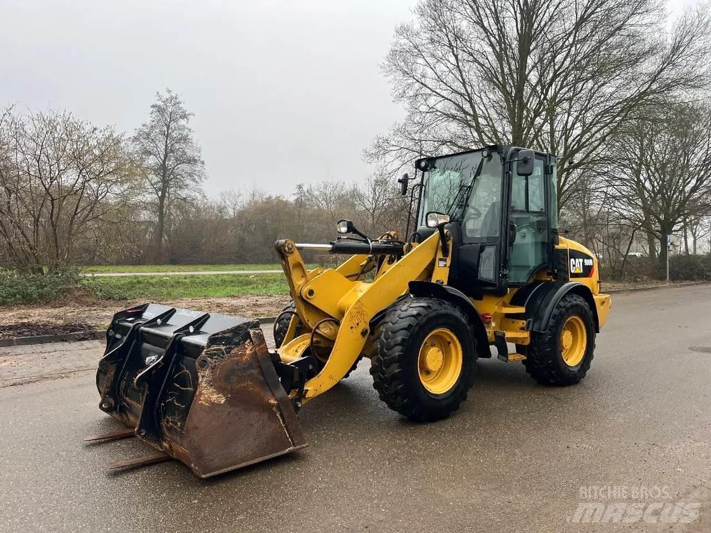 CAT 908M Iekrāvēji uz riteņiem