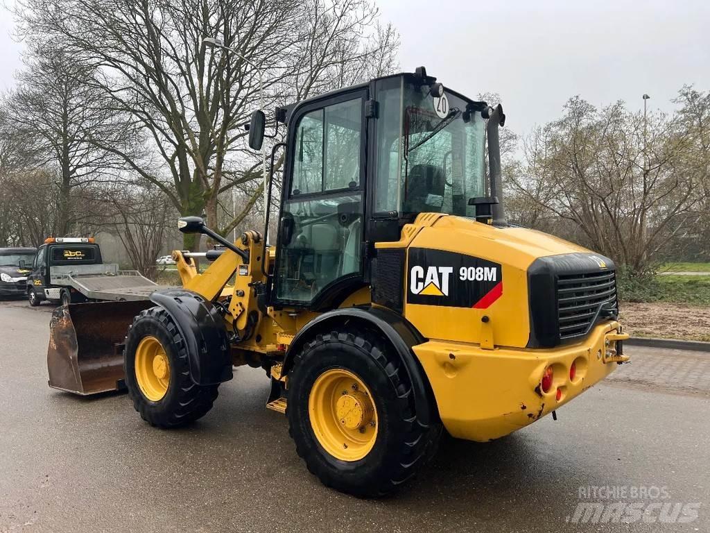 CAT 908M Iekrāvēji uz riteņiem