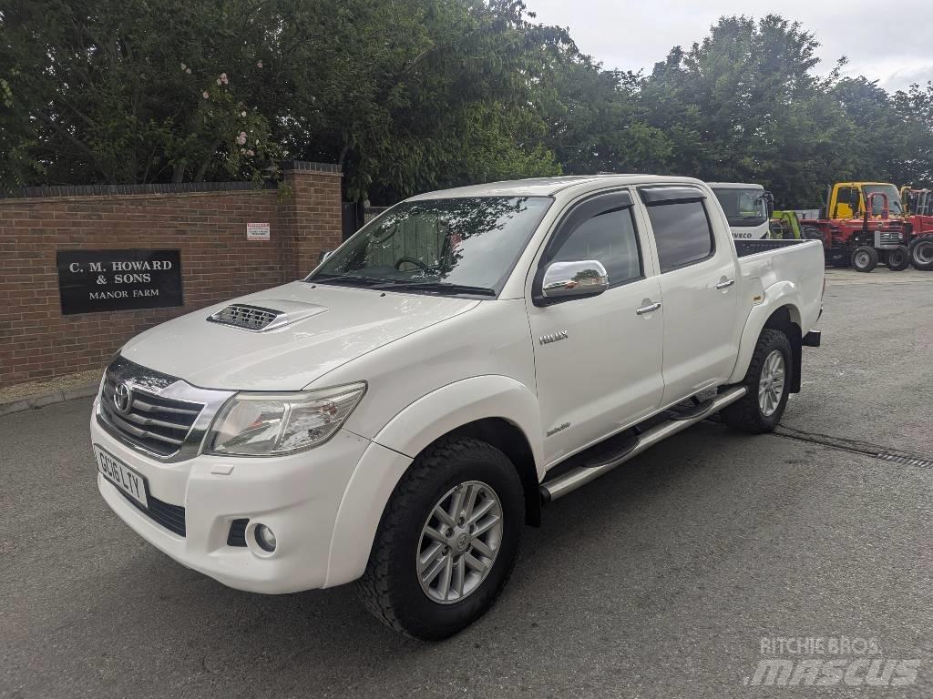Toyota Hilux Vieglais kravas automobilis/izkraušana no sāniem