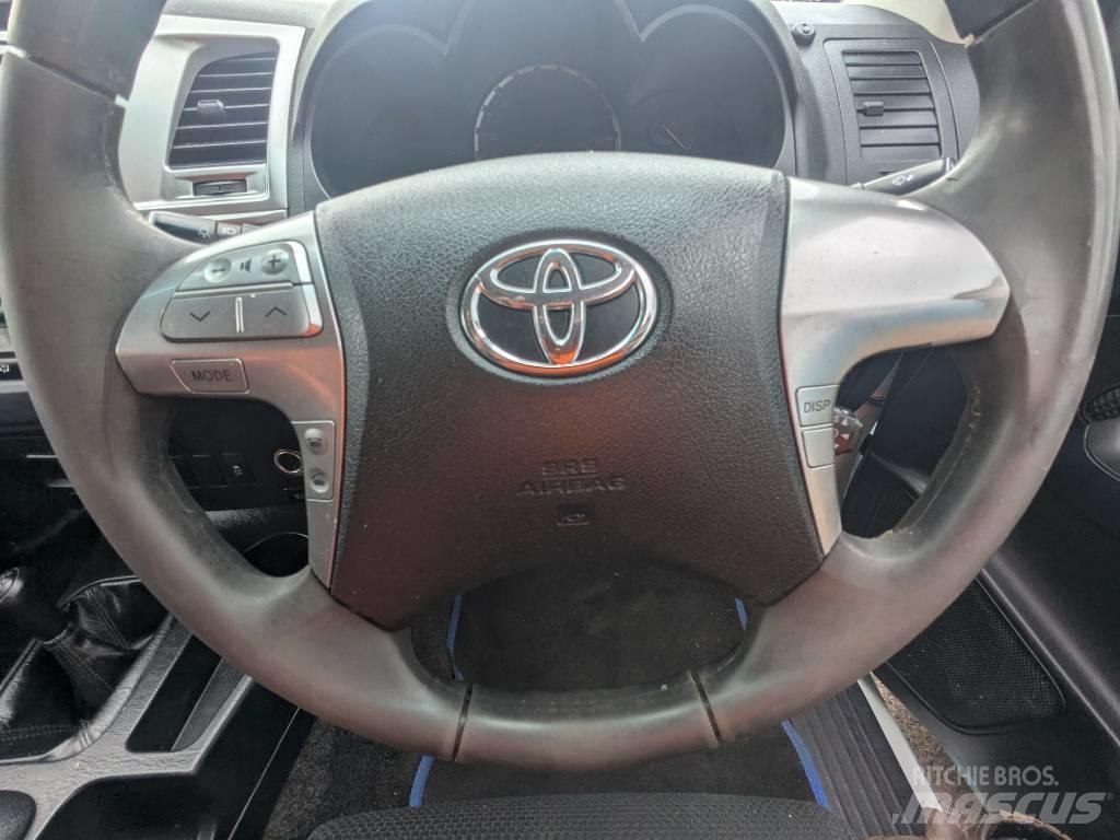 Toyota Hilux Vieglais kravas automobilis/izkraušana no sāniem