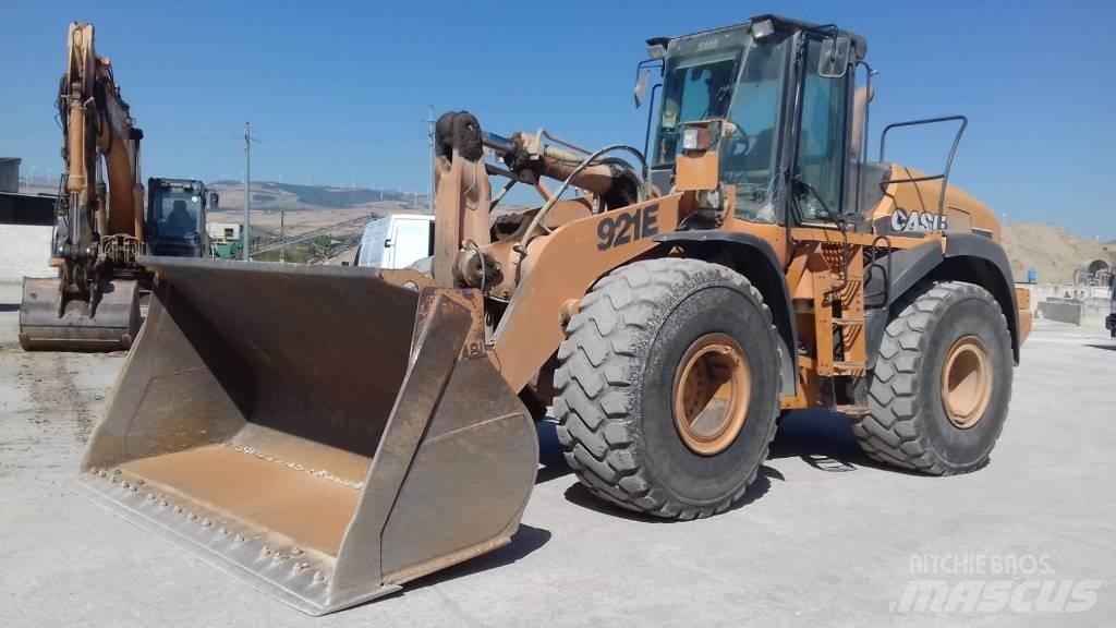 CASE 921 E Iekrāvēji uz riteņiem
