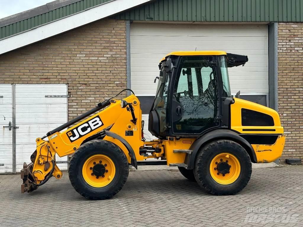 JCB TM220 SV A Teleskopiskie riteņu iekrāvēji