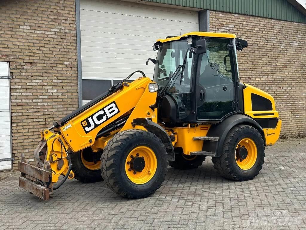 JCB TM220 SV A Teleskopiskie riteņu iekrāvēji