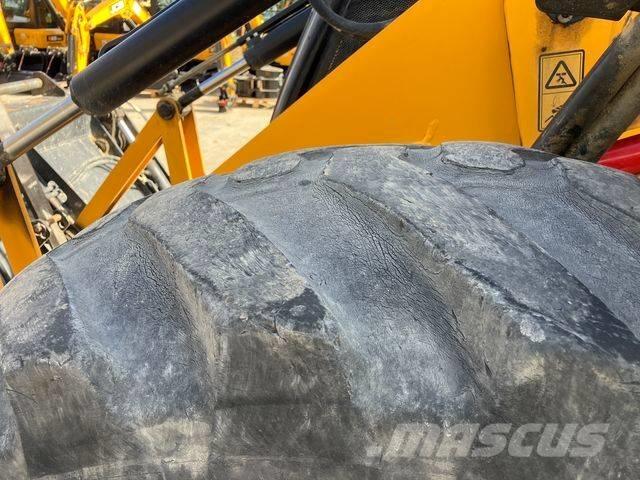 JCB 4CX AEC Ekskavatori-iekrāvēji