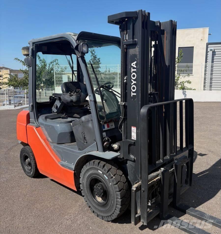 Toyota 02-8 FDF 25 Tehnika ar dīzeļa dzinēju