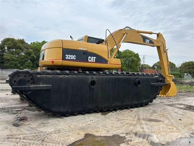 CAT 320 C Amfībijas tipa ekskavatori