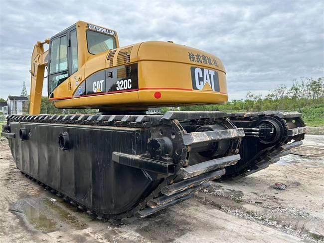 CAT 320 C Amfībijas tipa ekskavatori