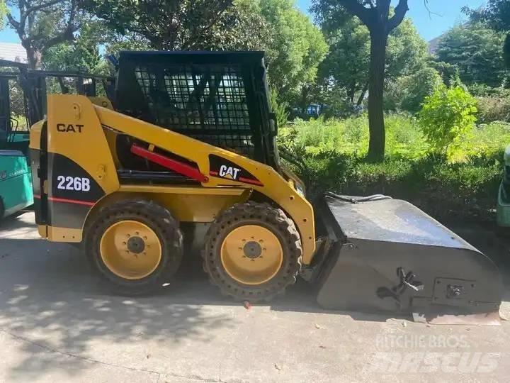 Cata-Dyne 226B Lietoti riteņu kompaktiekrāvēji