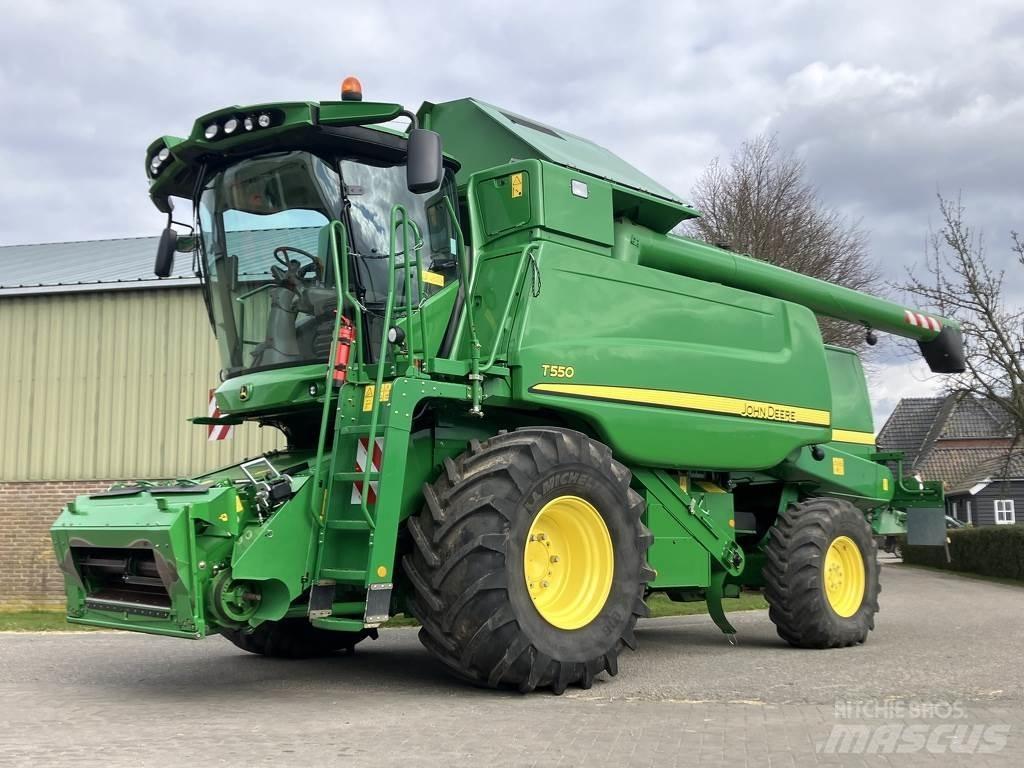 John Deere T550 Ražas novākšanas kombaini