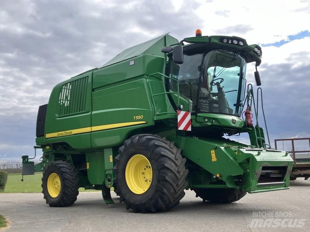 John Deere T550 Ražas novākšanas kombaini