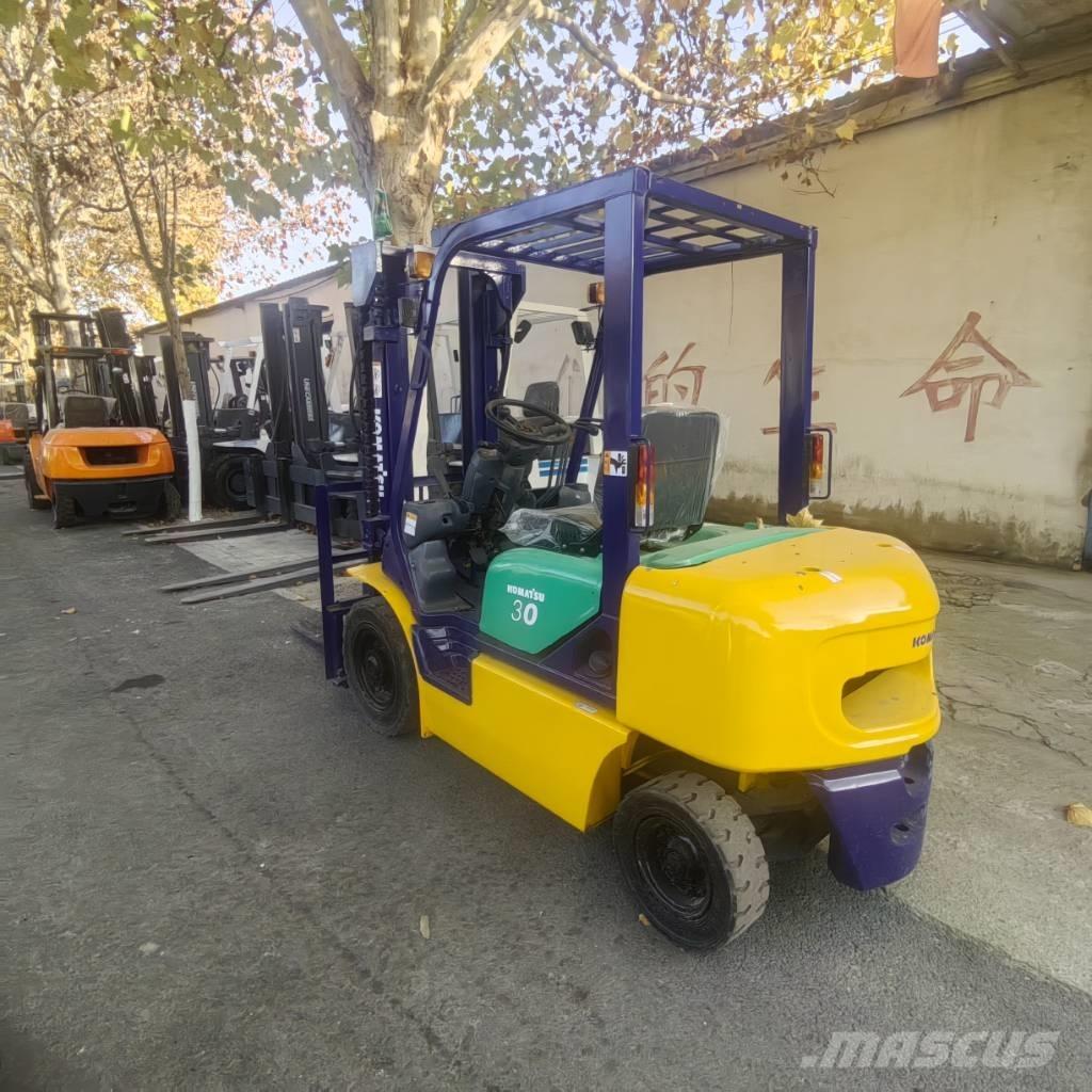  小松叉车 3t Tehnika ar dīzeļa dzinēju