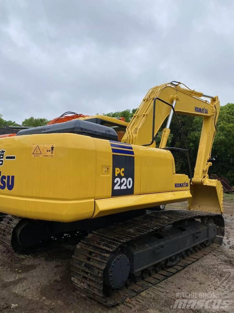 Komatsu 220 Kāpurķēžu ekskavatori