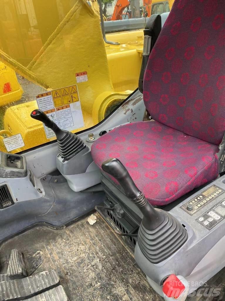 Komatsu 220 Kāpurķēžu ekskavatori