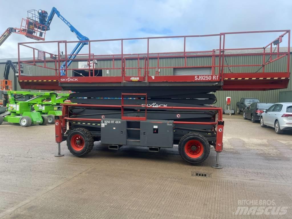 SkyJack SJ 9250 RT Šķerveida pacēlāji