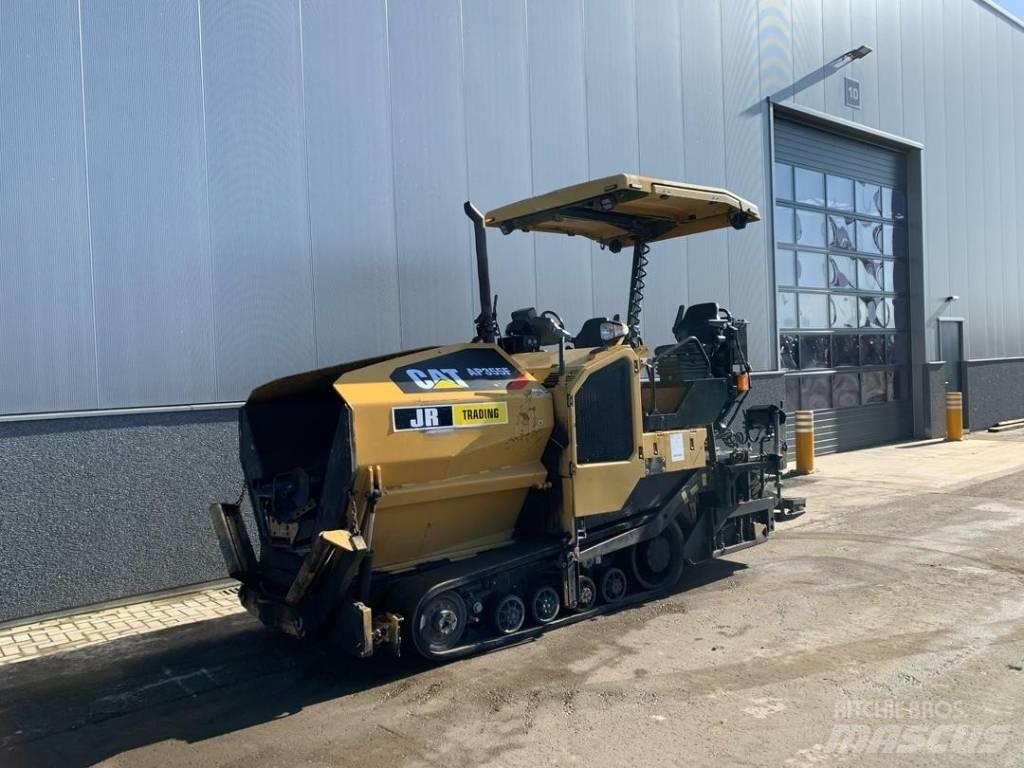 CAT AP355F Asfalta klājēji