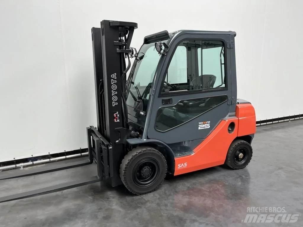 Toyota 02-8 FDF 25 Tehnika ar dīzeļa dzinēju