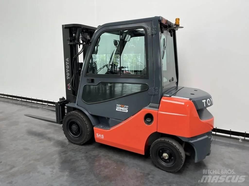 Toyota 02-8 FDF 25 Tehnika ar dīzeļa dzinēju