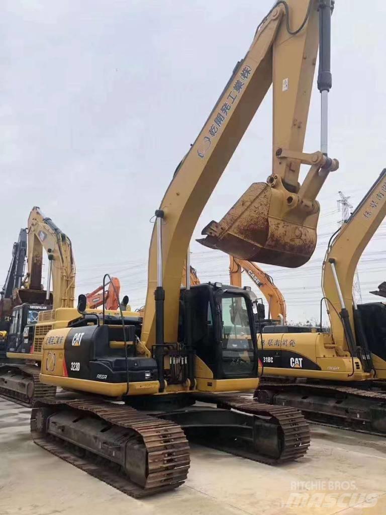 CAT 323 Kāpurķēžu ekskavatori