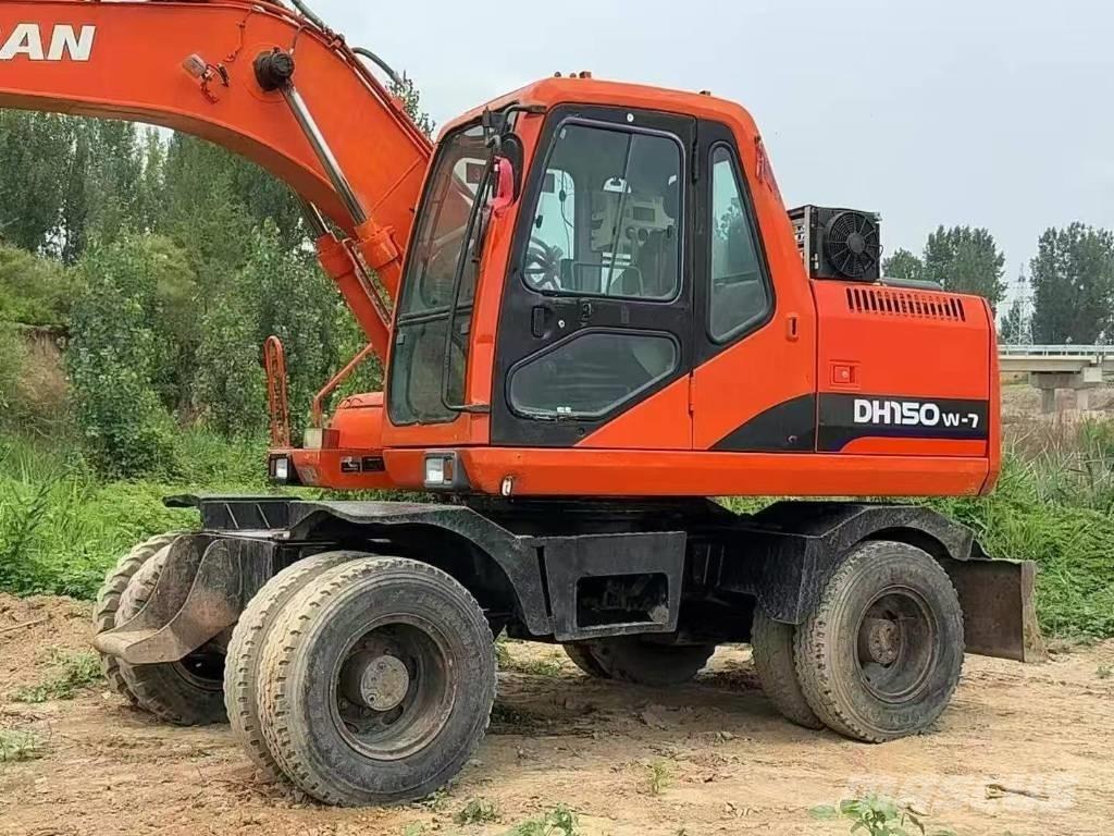 Doosan 150 W-7 Ekskavatori uz riteņiem