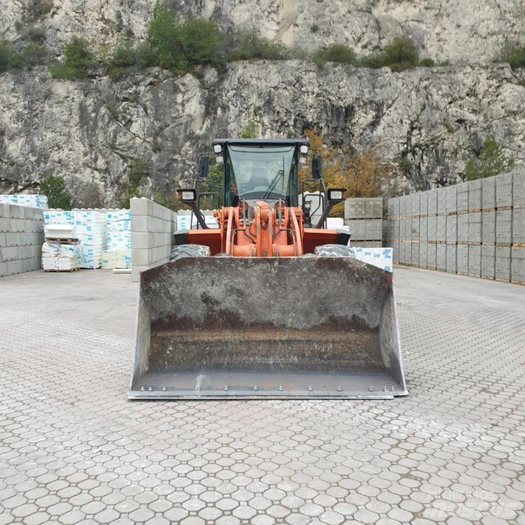 Hitachi ZW 220-5 Iekrāvēji uz riteņiem