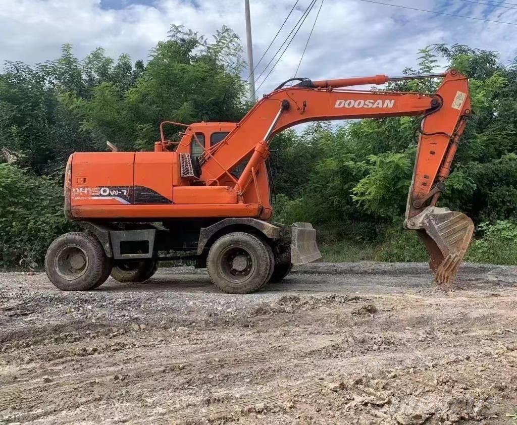 Doosan 150 W-7 Ekskavatori uz riteņiem