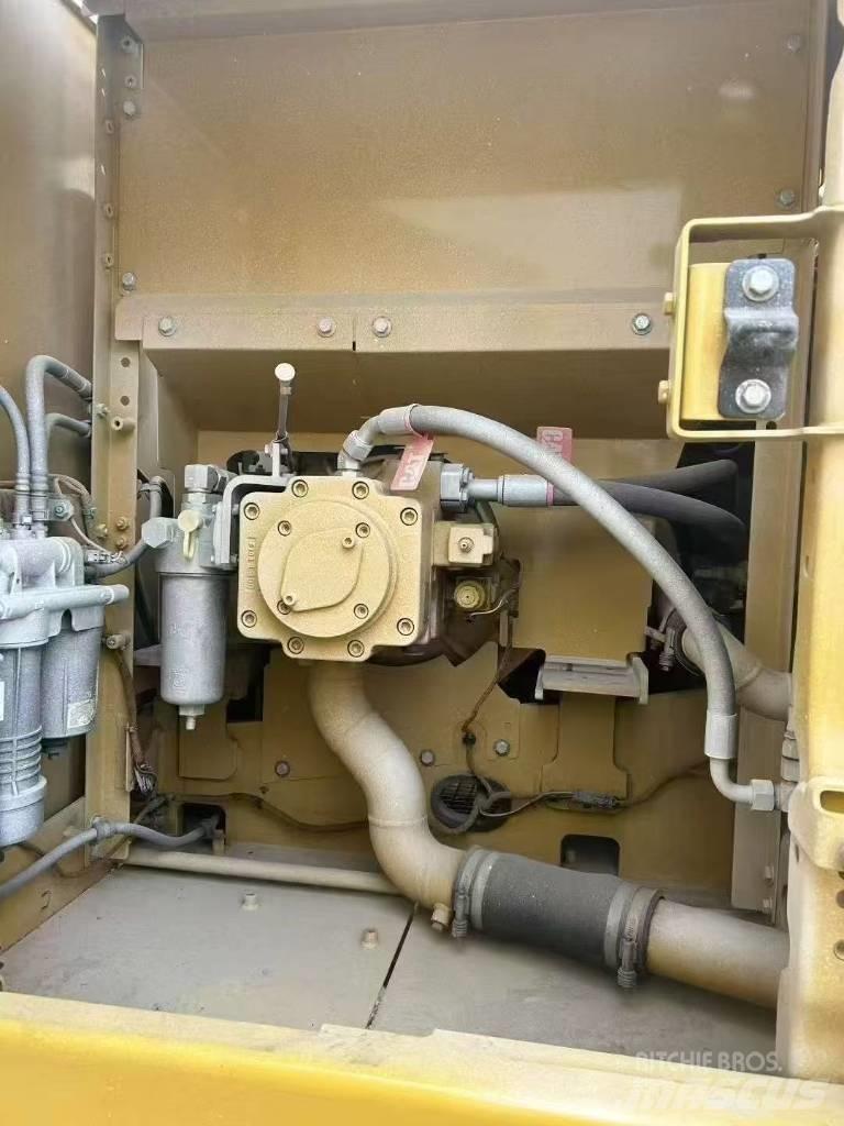 CAT 323 Kāpurķēžu ekskavatori